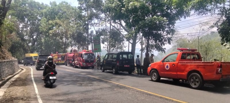 Damkar Kab. Bandung Sibuk, Kebakaran Lembah di Jalur Soreang–Ciwidey Diduga Akibat Ulah Oknum Tak Bertanggung Jawab