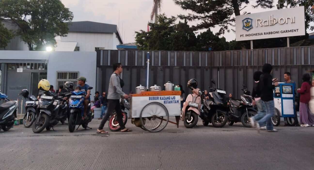Parkir Semrawut di Depan PT Indonesia Rabboni Garment Dikeluhkan Warga dan Pengguna Jalan