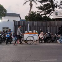 Parkir Semrawut di Depan PT Indonesia Rabboni Garment Dikeluhkan Warga dan Pengguna Jalan