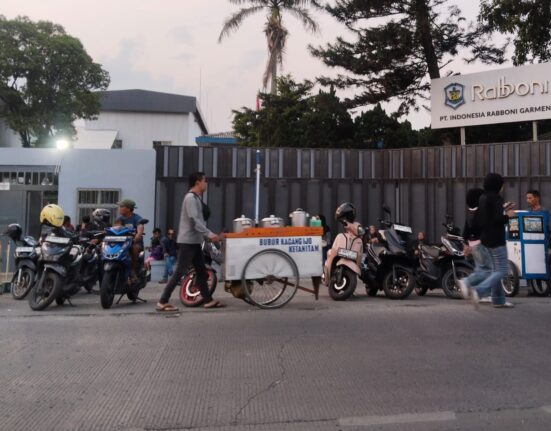 Parkir Semrawut di Depan PT Indonesia Rabboni Garment Dikeluhkan Warga dan Pengguna Jalan