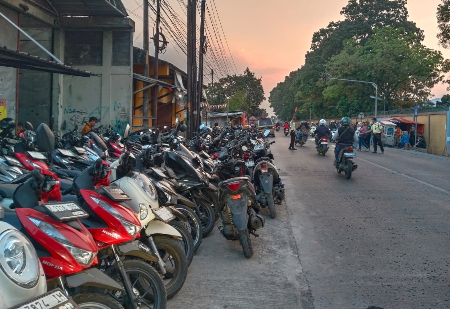 Parkir Semrawut di Depan PT Indonesia Rabboni Garment Dikeluhkan Warga dan Pengguna Jalan