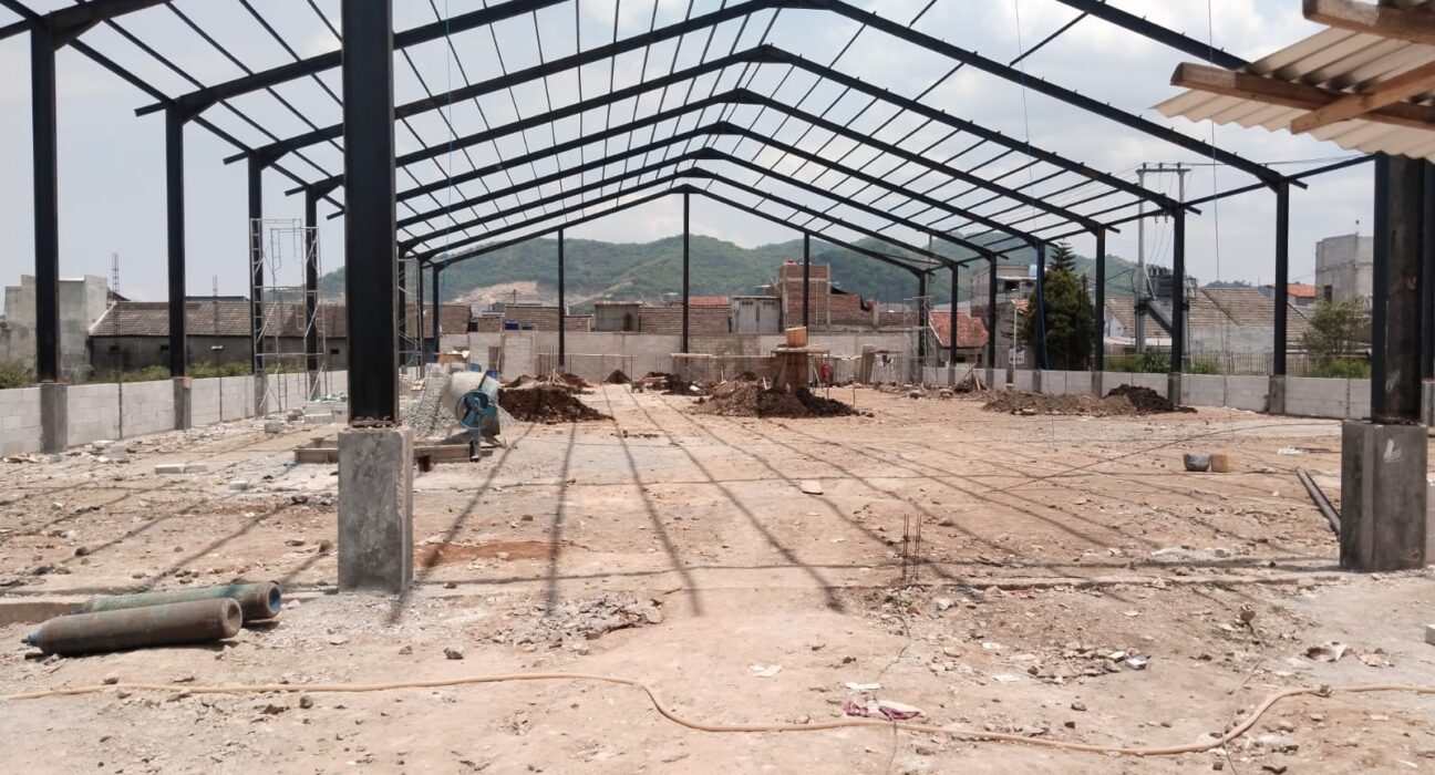 Berdiri di Atas Lahan LP2B Tanpa PBG, Pembangunan Pabrik Tekstil di Pameutingan Tetap Beraktivitas Pascasidak
